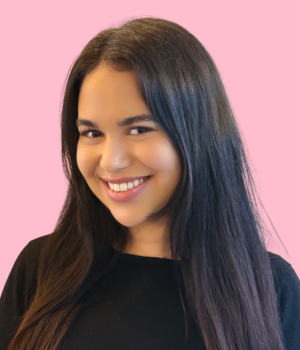 Narjiss BakaliBackoffice Medewerker" Alexa, play como la flor "